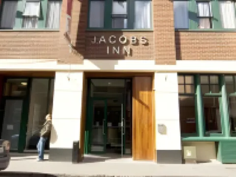 Latroupe Jacobs Inn โรงแรมใน