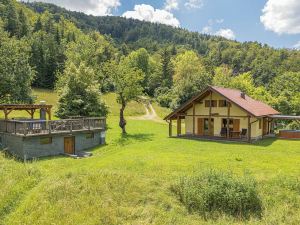 Forester's Hut with Whirlpool & Sauna - Happy Rentals