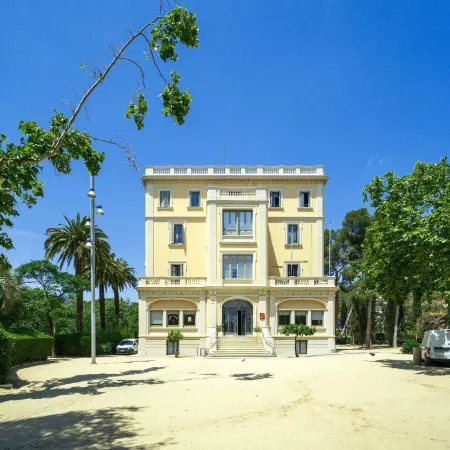 Limehome Barcelona Carrer de Fontcoberta - Digital Access Отели рядом с достопримечательностью «Железнодорожный вокзал Пеу-дель-Фуникулар»