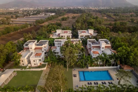 Sterling Stolen Heaven Lonavala Отели рядом с достопримечательностью «Карла Кейвс»