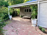 One Wee Cottage, A romantic secluded Provincial  abode surrounded by vineyards Hotels near Verso Books