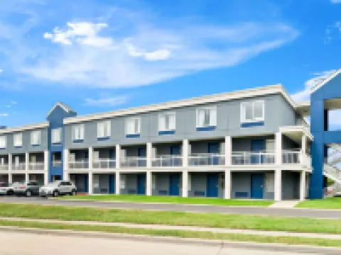 Days Inn & Suites by Wyndham Warren Hotels in Warren