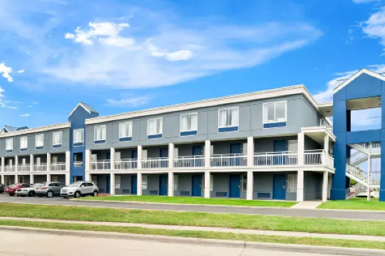 Days Inn & Suites by Wyndham Warren