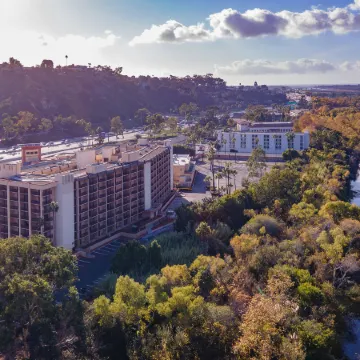 Crowne Plaza SAN DIEGO - MISSION VALLEY by IHG Отели рядом с достопримечательностью «Пляж Мишен-Бич»