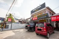 RedDoorz Syariah Near RS Tentara Solok Hotels near GENTARA cell SOLOK