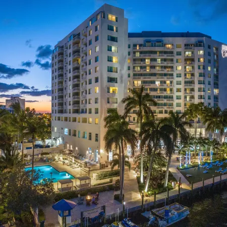 Galleryone - a DoubleTree Suites by Hilton Отели рядом с достопримечательностью «Боннет Хаус Музеум & Гарденс»