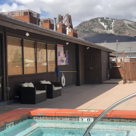 Amazing! Close to Everything! Immaculate FREE Shuttle HotTub Pool Trails!