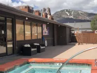 Amazing! Close to Everything! Immaculate FREE Shuttle HotTub Pool Trails!