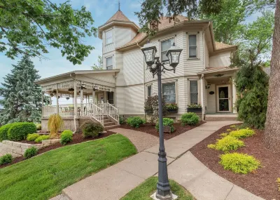 Gorgeous home on the Mississippi River with a great location to area attractions Hotels near Walgreens