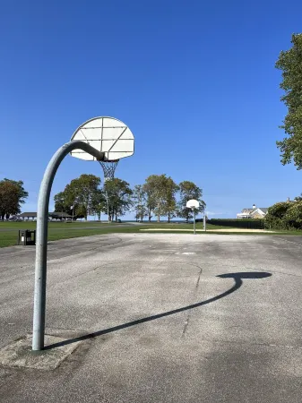 Lakefront home just minutes from wineries. Backyard sunsets!