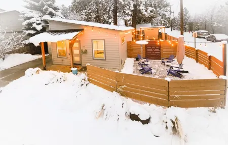 Close, Cute, and Clean! - Hot Tub/Firepit/Bikes/Floats