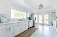 Two Houses KING BEDS Close to Airport, Golf Course, Zoo, Downtown and Beaches