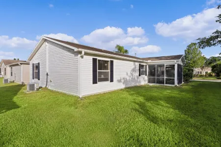 Updated 2 bedroom house The Villages, Walk to pool, 2 miles to SQ, Pet friendly