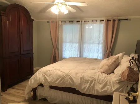 Cozy cove lake cottage