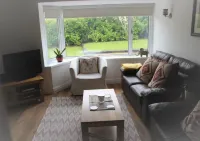 Lovely canal-side cottage, with parking & wi-fi