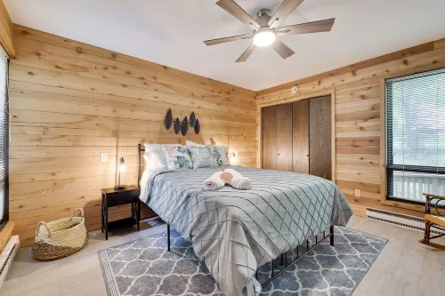 Spacious Lakefront 4 bedroom, 2 bath Mountain Retreat with Private Beach, Kayaks