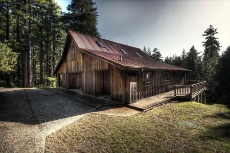 ROMANTIC, ARTISTS PRIVATE 'FOREST SUITE', 5 acres Redwoods, Trails, Mendo 2 mi. Отели рядом с достопримечательностью «Mendocino Grove»