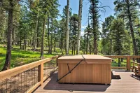 Grinning Bear Lodge: Hot Tub, Deck, Fire-Pit Game Loft & Fully Stocked Kitchen