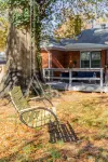 AMAZING East Memphis 3BDR Home w/ RELAXING DECK! Mendenhall Commons附近的飯店