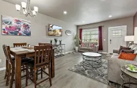 U3 - Stunning Themed Home! - Peloton Bike - 3 King Beds - 1G WiFi - 2 Work Desks