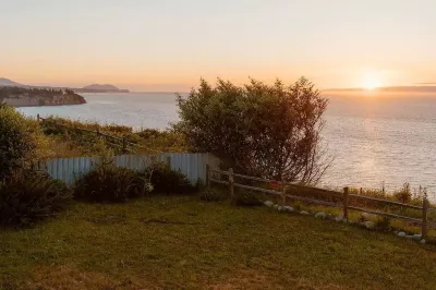 Bluff Cottage - Waterfront home near Olympic National Park