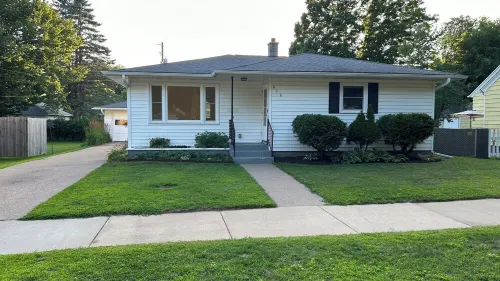 Lovely Cottage with Fenced in Back Yard