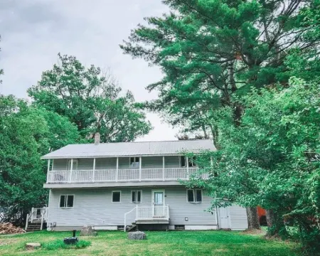 Lakeside Sunrise Cottage with hot tub Hotels in Alburgh