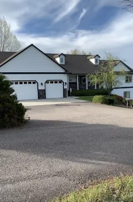 Creekside Tranquility • Peaceful, Spacious Montana Home Near Missoula -20 Min - balcony