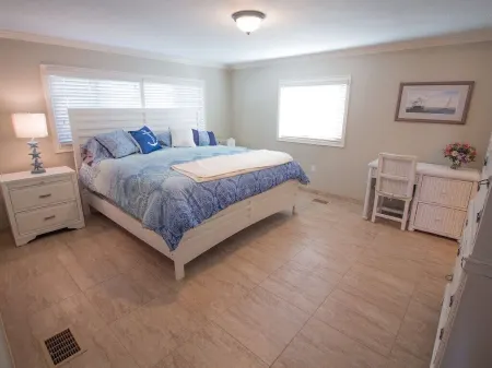 Relax in the Dolphin Retreat! Waterfront house with dock and kayaks.