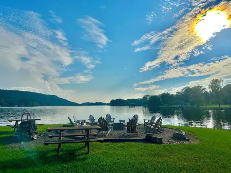 Lakefront Double Studio-Lake, Pool, Splash Pad, hot tub, fire pit, kayaks, etc!