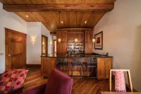100 ft. to Gondola! Heart of Lionshead! Views, Fireplace, Balcony, Parking!