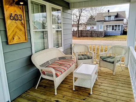 Cozy House: 5 Min Drive to Beach-Zoo-Restaurants-Casino-Brewery-Train to Chicago