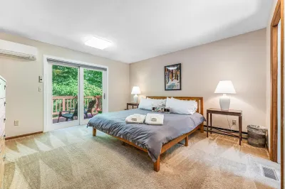 4BR/3BA ★ hot tub, sauna, billiards, A/C, & grill! Hotels near Pico Mountain Ski Resort
