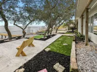 Baywatch Paradice Paradice  8 m to Beach, Private Pier, Sleeps 8 Fenced Dog Area Отели в г. 