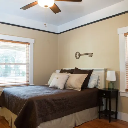 UNWIND ON VINE- A Beautiful Place to Stay and Short Walk to Downtown