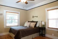 UNWIND ON VINE- A Beautiful Place to Stay and Short Walk to Downtown - Bungalows