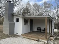 The Cottage a Cozy cabin at Table Rock Lake - two blocks to water Promised Land Zoo附近的飯店