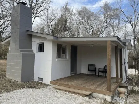 The Cottage a Cozy cabin at Table Rock Lake - two blocks to water