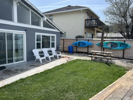 The Lake Cottage on Soda Bay-Pet Friendly, Private Deck, Dock & Kayaks