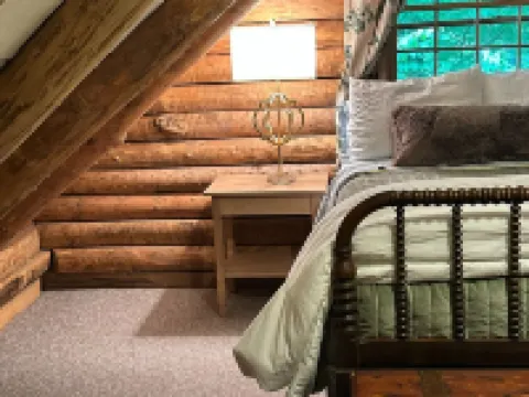 Tripps Cabin- Quaint cabin a mile from downtown Highlands! Hotels in Highlands