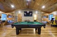 Luxury Cabin with Rustic Charm and Modern Amenities in Broken Bow, Oklahoma.