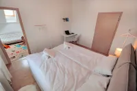 Goldhouse - sauna, whirlpool, Nintendo Switch, darts and much more. Hotels in der Nähe von Former Synagogue