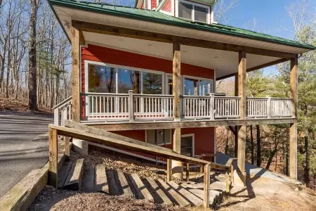 Unique Massanutten Lodge, Hot Tub, Game Room w/foosball and Gorgeous Views!! Отели рядом с достопримечательностью «Массанаттен Индур Уотерпарк»