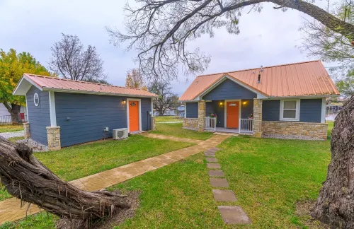 Perfect fisherman’s getaway. Picturesque cottage on deep water cove.