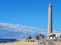 Apartment in Maspalomas 30 m away to the beach with views & private parking.