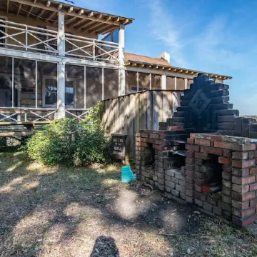 Creek Front Home, Short Walk to the Beach. Beautiful Marsh Views!