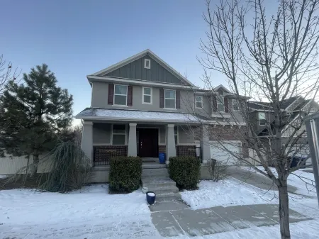 Beautiful and Clean Sandy Home close to Trax Station