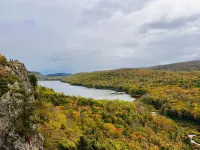 ✨🌌Peaceful riverside cabin in the UP near public beach, ❄️trails & the Porkies!🌲⛷️