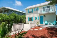 PET-FRIENDLY BEACH HOUSE WITH HOT TUB JUST FIVE MIN WALK FROM BEACH ACCESS !