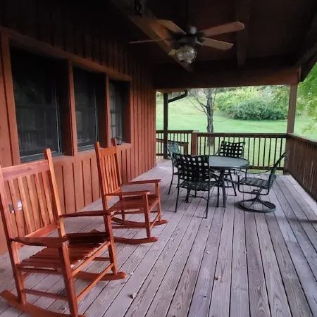 Lakeview Lounge. 3 bedroom cabin surrounded by national forest.